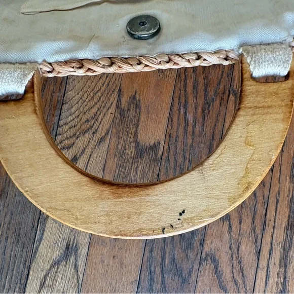 Handcrafted Tan Woven Bag with Wooden Handles Vintage - Picture 7 of 8